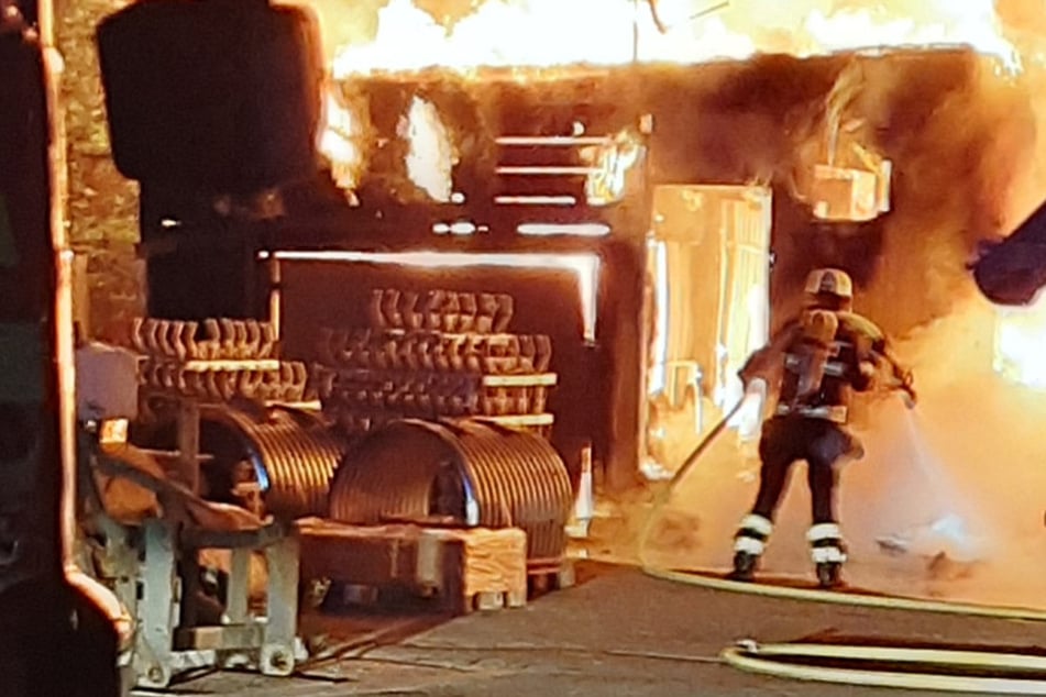 Die Feuerwehr bekämpfte den Containerbrand mit mehreren Atemschutztrupps von zwei Seiten.