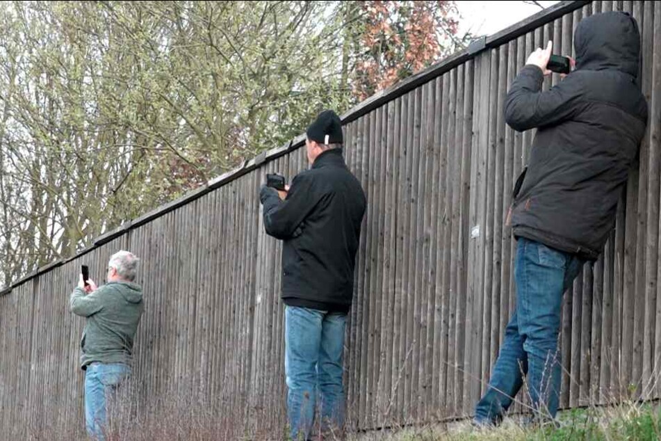 Wer die Unfallstelle filmt, macht sich strafbar. (Symbolbild)
