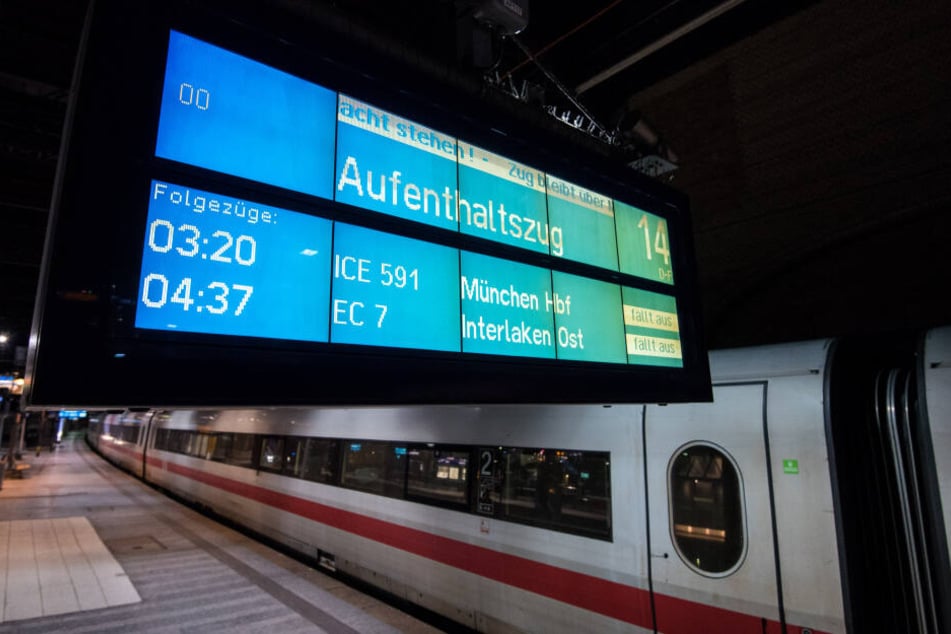 Ein Aufenthaltszug der Bahn steht im Hauptbahnhof in Hamburg.