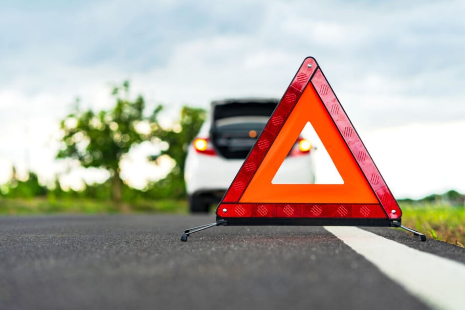 Bei dem Unfall auf der B183 wurden drei Menschen schwer verletzt. (Symbolbild)
