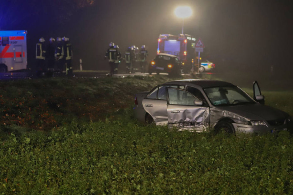 Eines der beiden beteiligten Autos wurde von der Straße geschleudert und kam erst in einem angrenzenden Feld zum Stehen.