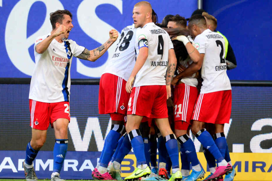 Der HSV jubelt über das Siegtor von Lukas Hinterseer.