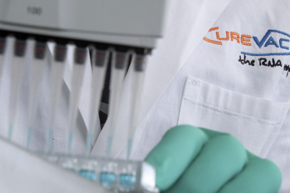 Ein Mann pipettiert in einem Labor des biopharmazeutischen Unternehmens CureVac eine blaue Flüssigkeit. (Archivbild)