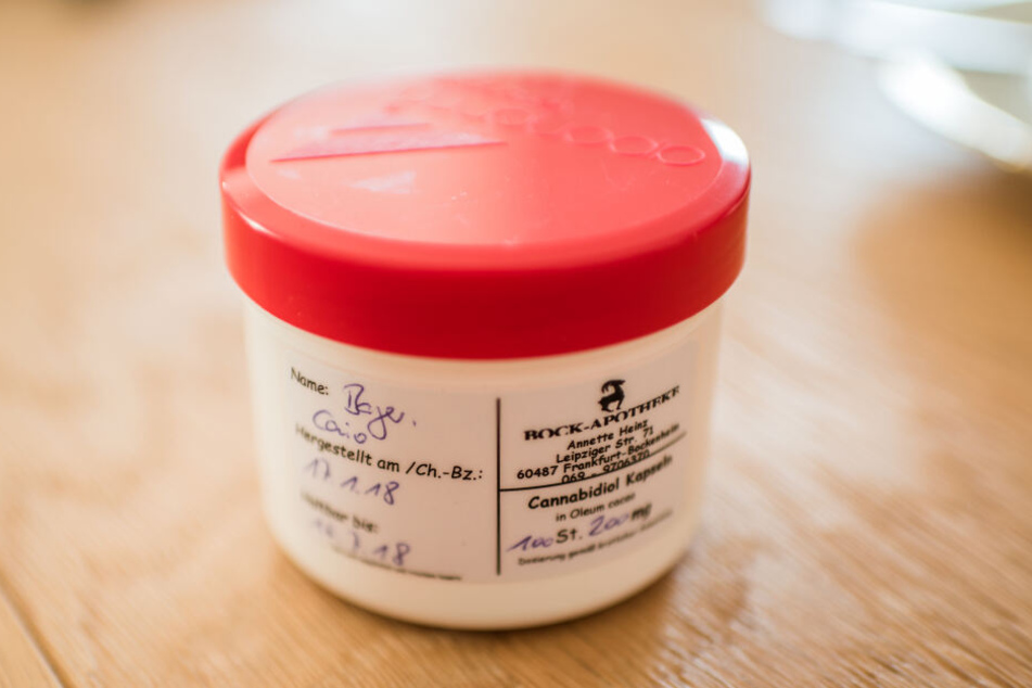 Eine Dose mit einem Cannabis-Medikament steht auf dem Tisch.