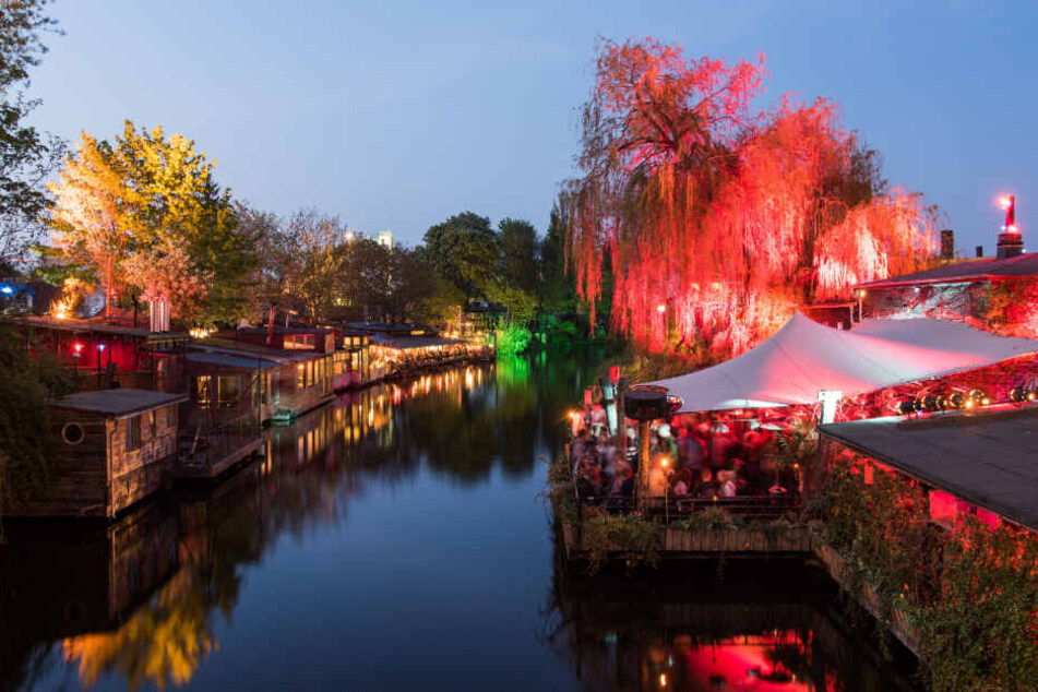 Restaurants und Clubs am abendlich angeleuchteten Flutgraben. Rechts ist der "Club der Visionäre" zu sehen.