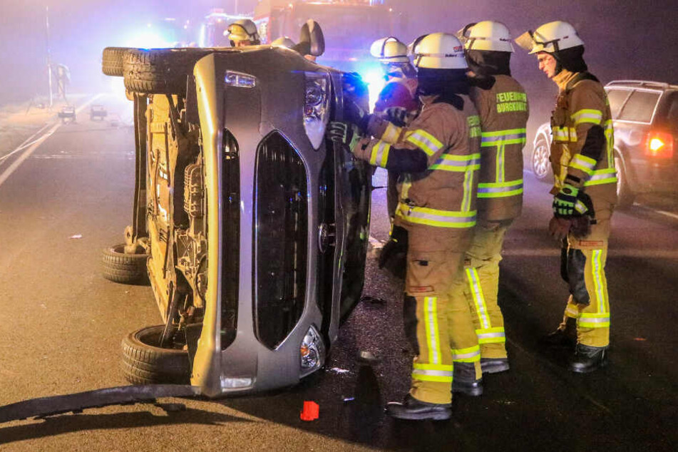 Die alarmierten Kräfte von Feuerwehr, Rettungsdienst und Polizei warfen das Fahrzeug zur Seite, um an den jungen Mann heranzukommen.
