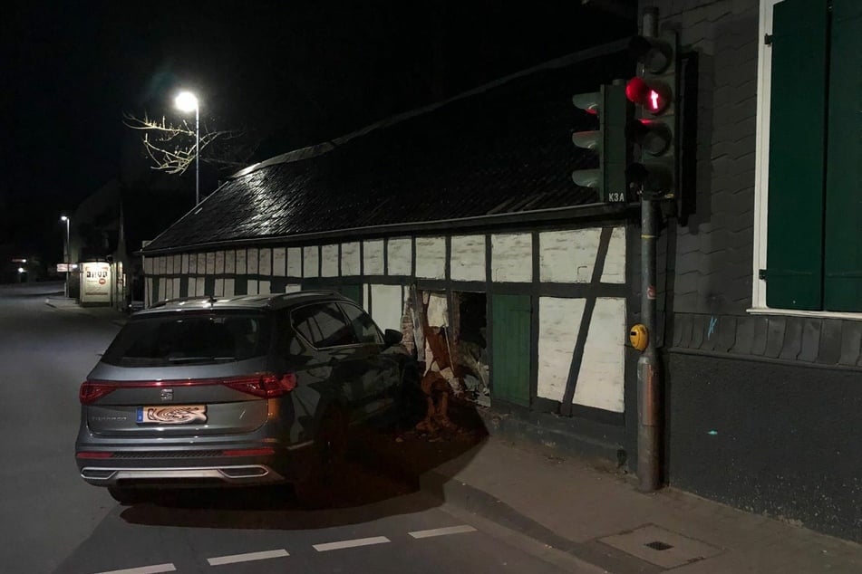 Die Fahrt einer 27-jährigen Bergisch Gladbacherin endete an der Hauswand eines Restaurants.