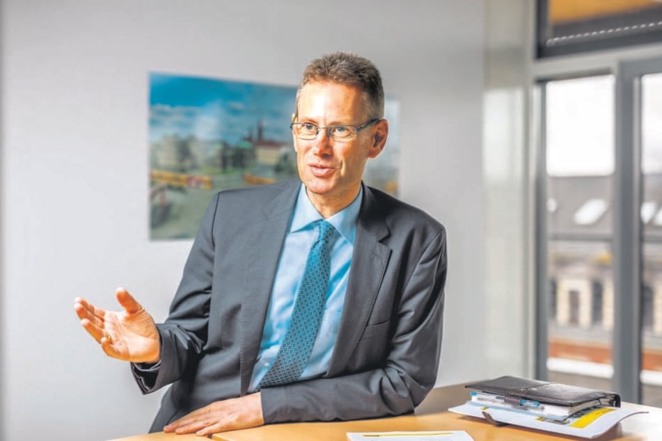 Lässt sich in die (Fahr-)Karten schauen: DVB-Vorstand Andreas Hemmersbach (50).
