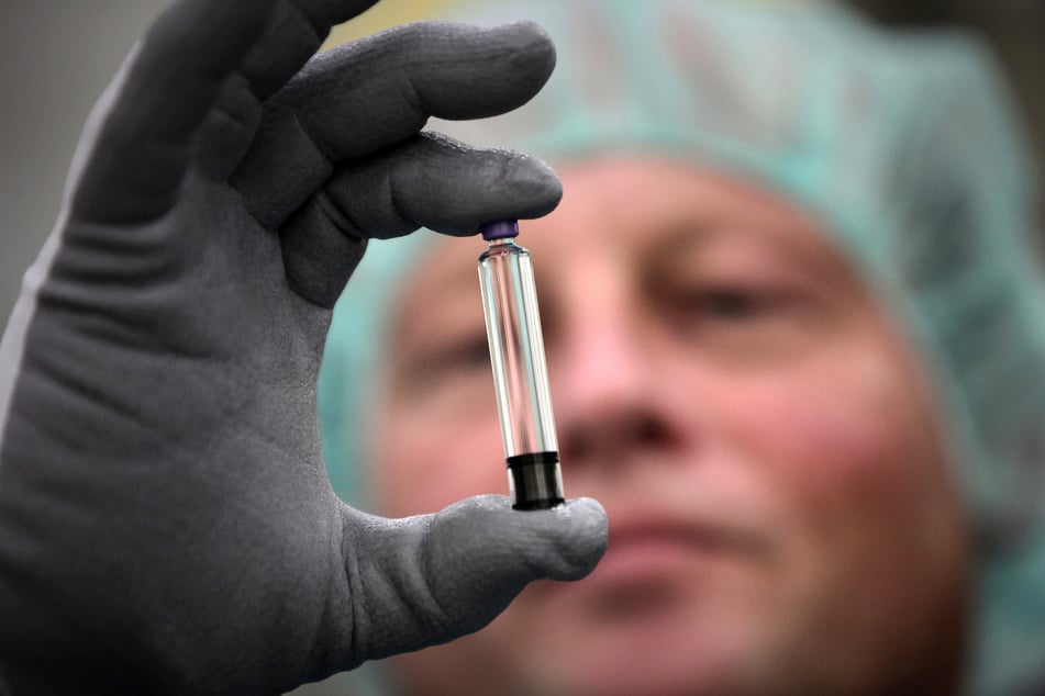 Ein Corona-Impfstoff des französischen Pharmagiganten Sanofi soll für alle verfügbar sein, betont Frankreich.