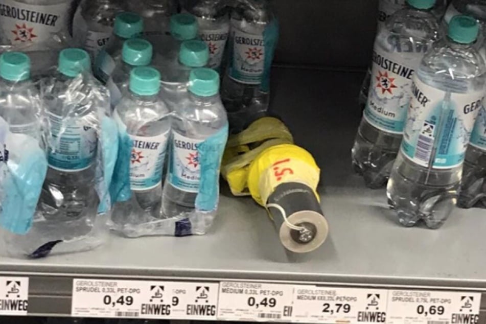 Makabrer Scherz: Diese Bomben-Attrappe wurde am Samstag in einem Supermarkt in Bad Dürrenberg entdeckt.