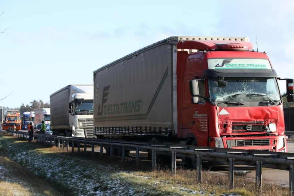 Der polnische Laster ist in ein Stauende gekracht.