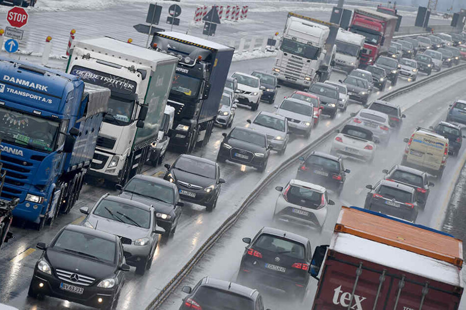 Am Mittwochvormittag kam es auf der A14 in Fahrtrichtung Magdeburg zu einem Unfall auf der linken Fahrspur.