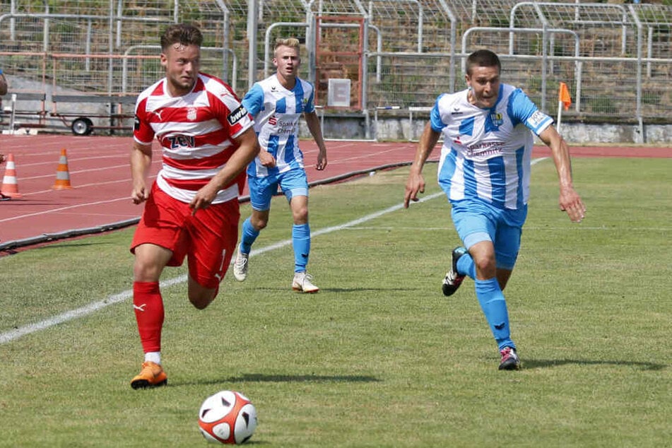 Die Chemnitzer bestritten das Testspiel mit Probe-Abwehrspieler Marcel Ziemann (r.). Links spurtet Janik Mäder vom FSV.