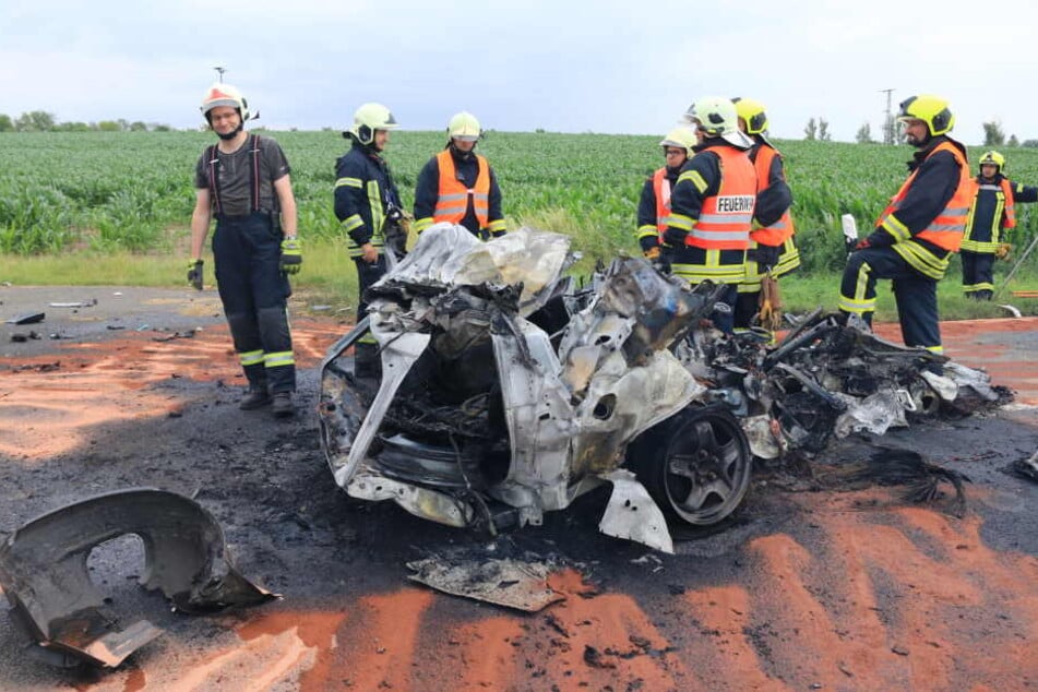 Der Fahrer soll noch am Unfallort verstorben sein.