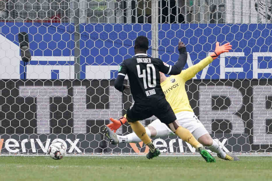 Abgezockt! Erich Berko (l.) verwandelte eine geschenkte Torchance zum 1:0 für Dynamo. SVS-Keeper Marcel Schuhen hatte keine Abwehrmöglichkeiten.