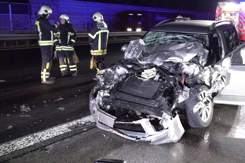 Unfall A14: Skoda kracht auf A14 in Tanklaster: Autobahn stundenlang gesperrt – ein Verletzter