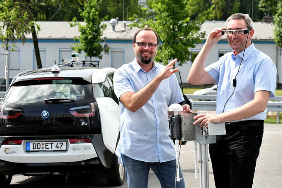 Christian Müller (35, li.) von der Casonex GmbH mit Professor Toralf Trautmann
(49) zeigen die Technik für einen automatisierten BMW i3.