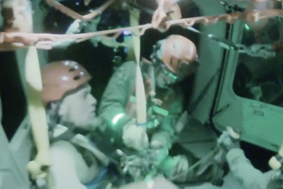 Vater und Sohn waren sichtlich erleichtert, endlich im sicheren Hubschrauber zu sitzen.