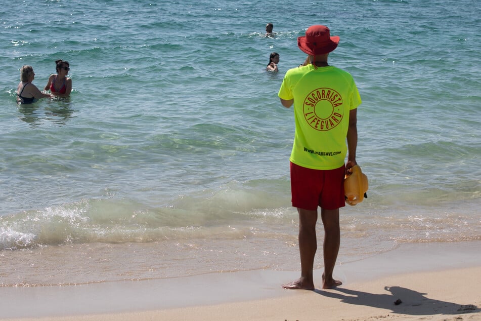 Rettungsschwimmer waren noch nicht im Einsatz: Ein Deutscher ist während des Urlaubs auf Mallorca ertrunken. (Symbolbild)