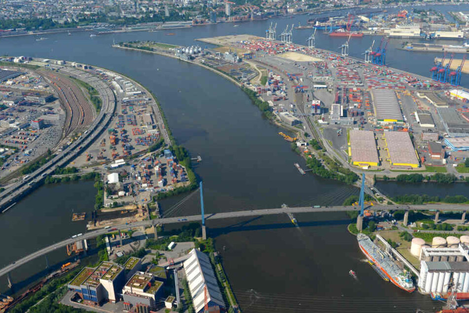 Die Köhlbrandbrücke ist im Hamburger Hafen zu sehen.