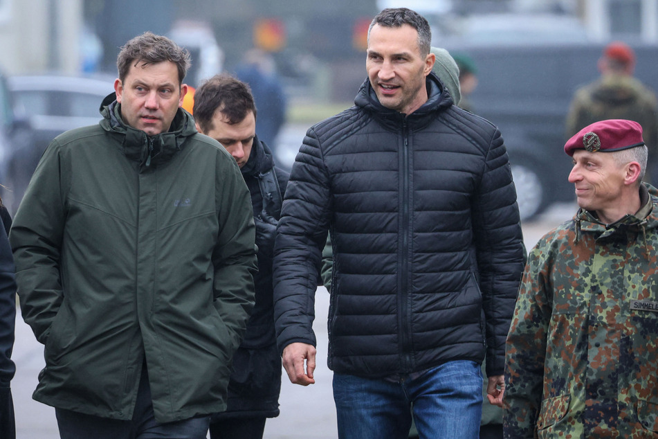 SPD-Chef Lars Klingbeil (45, l.) und Klitschko besuchen gemeinsam die Panzerschule in Munster. Klingbeil stammt aus einer Soldatenfamilie und ist ganz in der Nähe dieses Truppenübungsplatzes aufgewachsen.