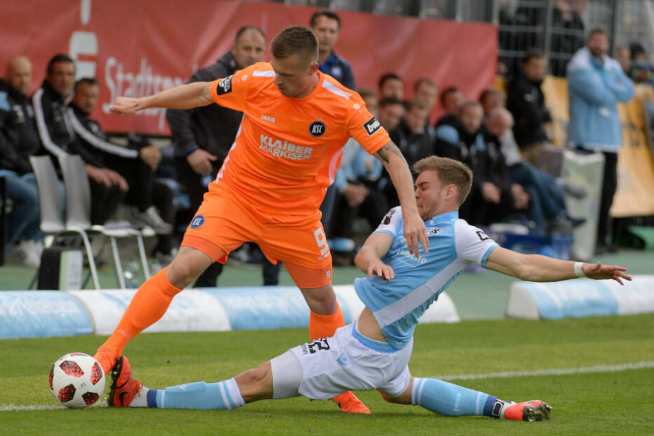Zweikampf zwischen Simon Lorenz (r) und Marvin Pourie: Die Partie war geprägt von vielen Fouls und wenig Spielfluss.
