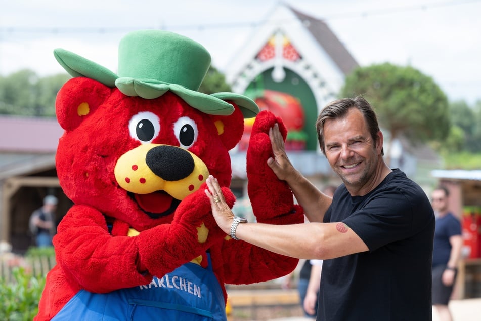Karls-Geschäftsführer Robert Dahl (54) zusammen mit Maskottchen "Karlchen". (Archivbild)