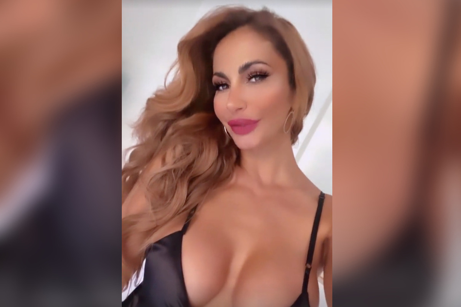 Janina Youssefian (38) präsentiert ihr XXL-Dekolleté.