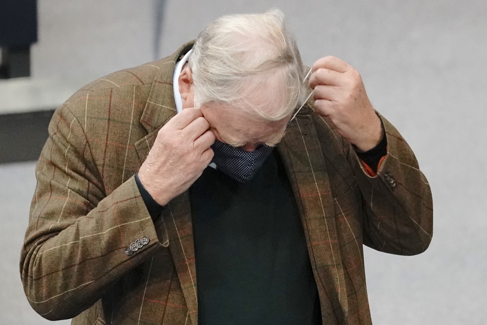 Alexander Gauland, Fraktionsvorsitzender der AfD, kommt mit einer Mund- und Nasenbedeckung zur Befragung der Bundesregierung im Plenum im Bundestag.