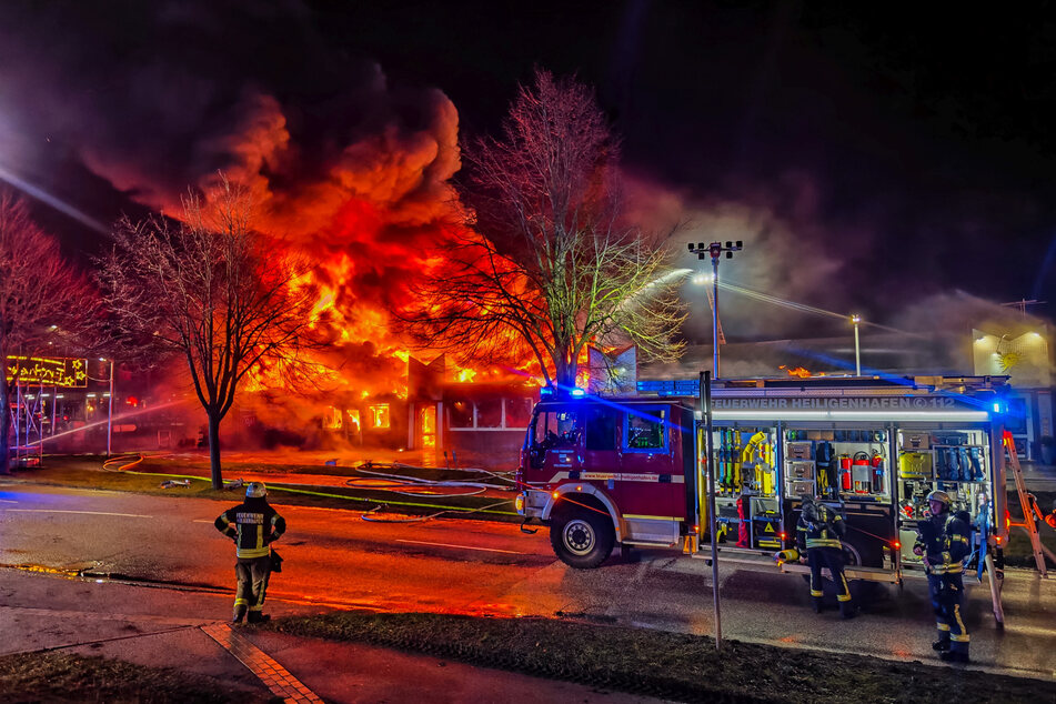 In Heiligenhafen ist am Freitagabend ein Gebäudekomplex mit einem Kaufhaus und einer Spielhalle in Brand geraten.