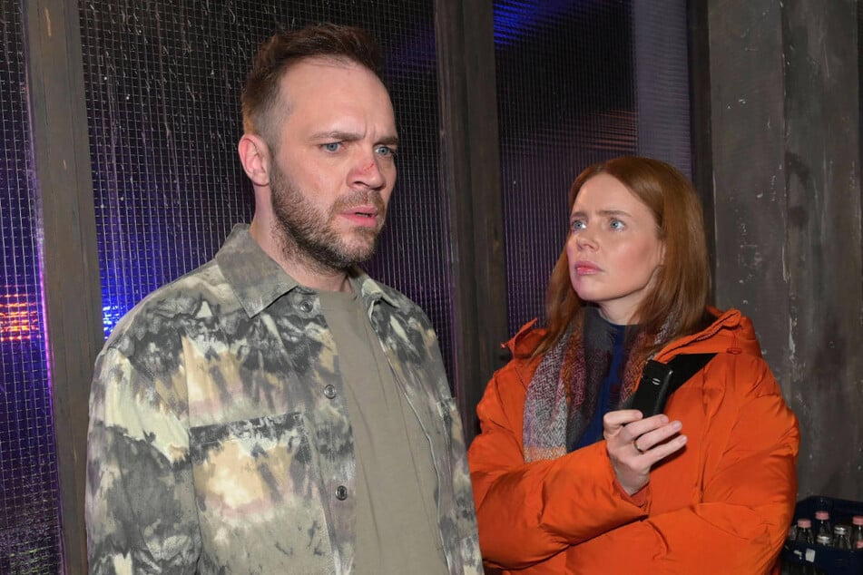 Erik gerät in akute Erklärungsnot, als Toni ein zweites Handy bei ihm findet.