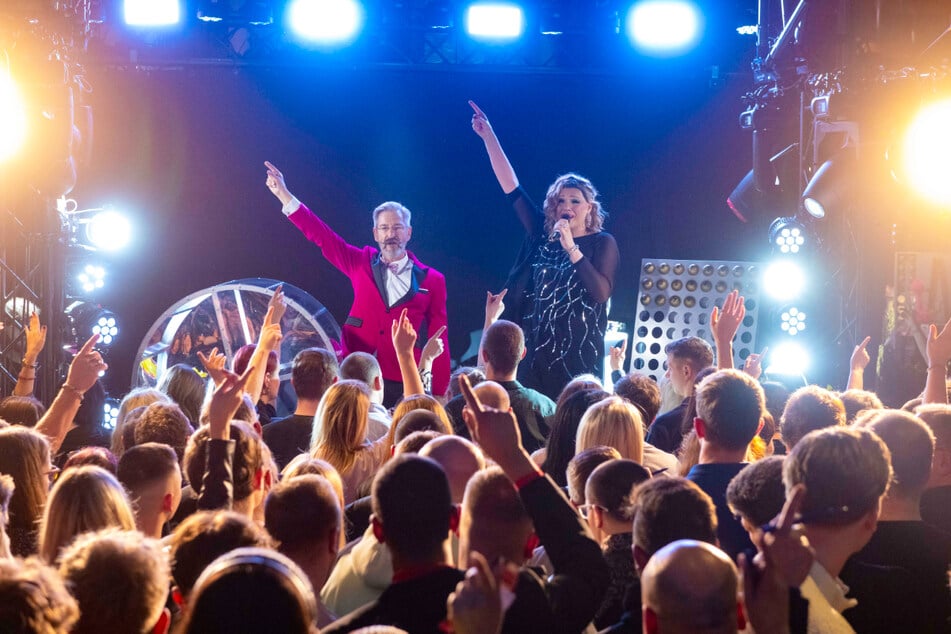 Am 4. Oktober bringt Entertainerin Cassy Carrington mit Assistent Ecki ihre kultige Bingo-Show nach Bad Oeynhausen.