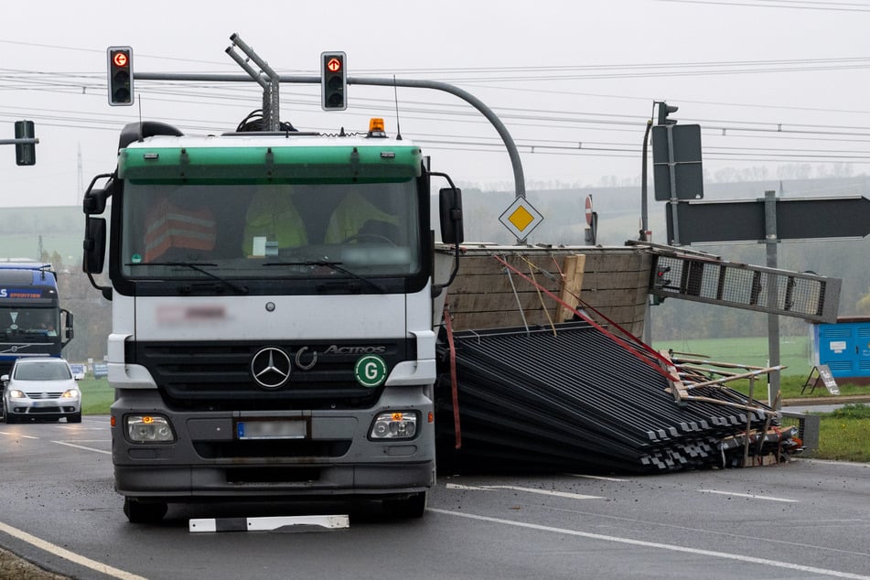 Wegen des umgekippten Anhängers kam es zu teils erheblichen Verkehrseinschränkungen.