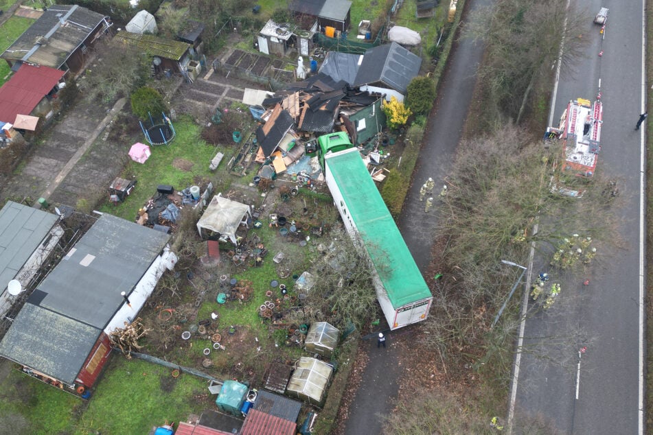 Der Laster kam in einer Gartenanlage zum Stehen.