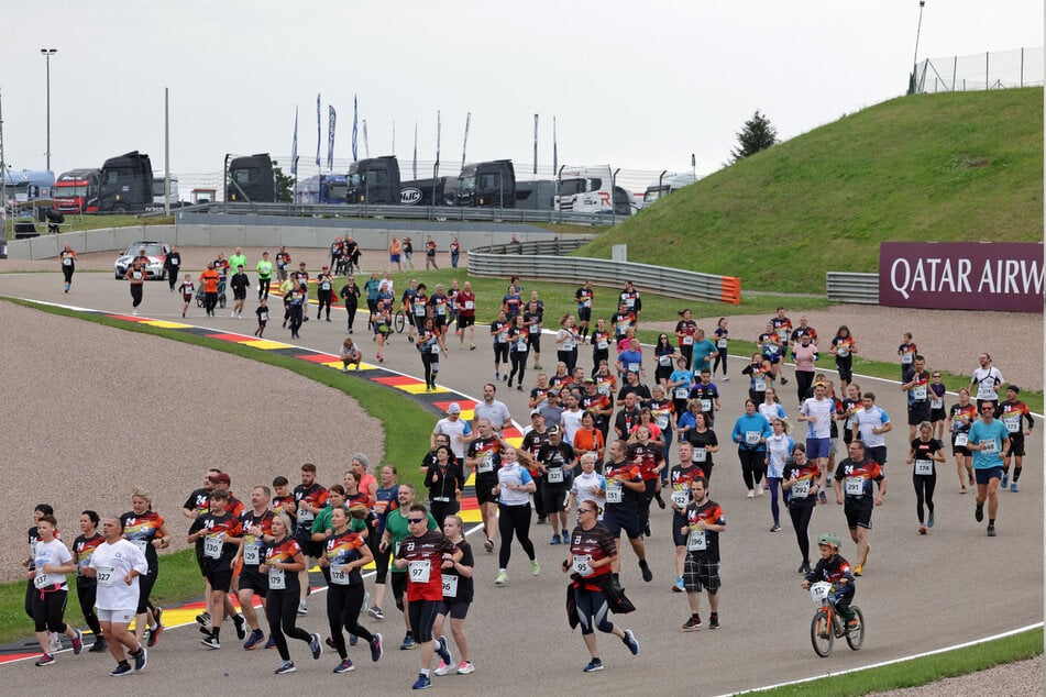 550 Menschen liefen eine Runde auf dem Sachsenring.