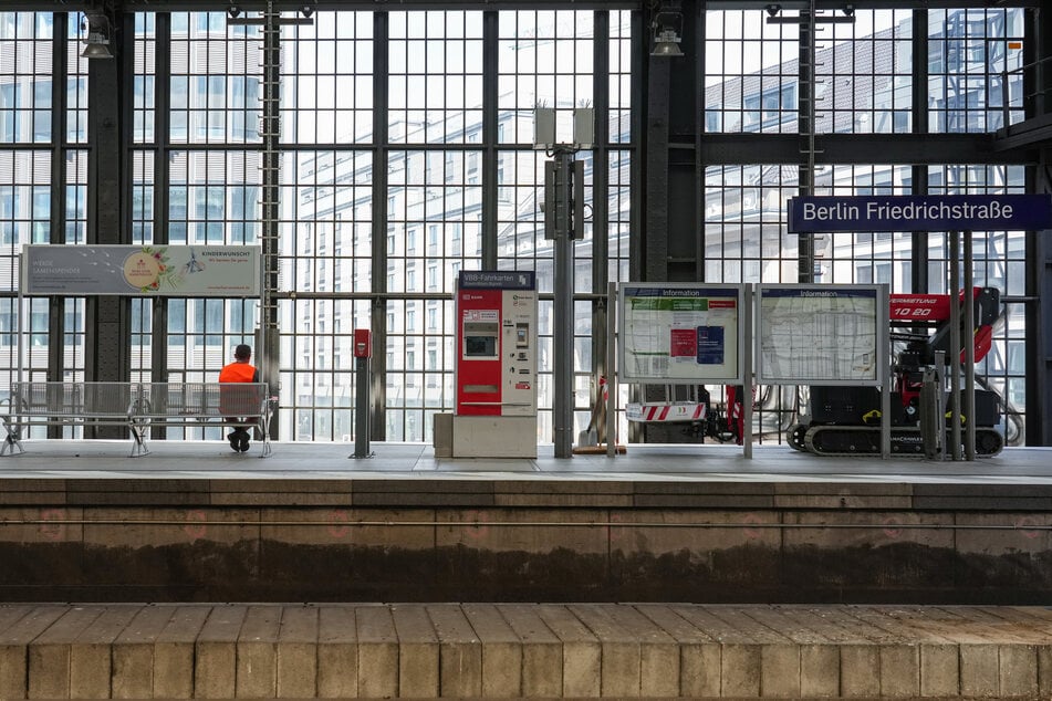 Am Bahnhof Berlin Friedrichstraße dürfen viele gefährliche Gegenstände nicht mehr mitgeführt werden.