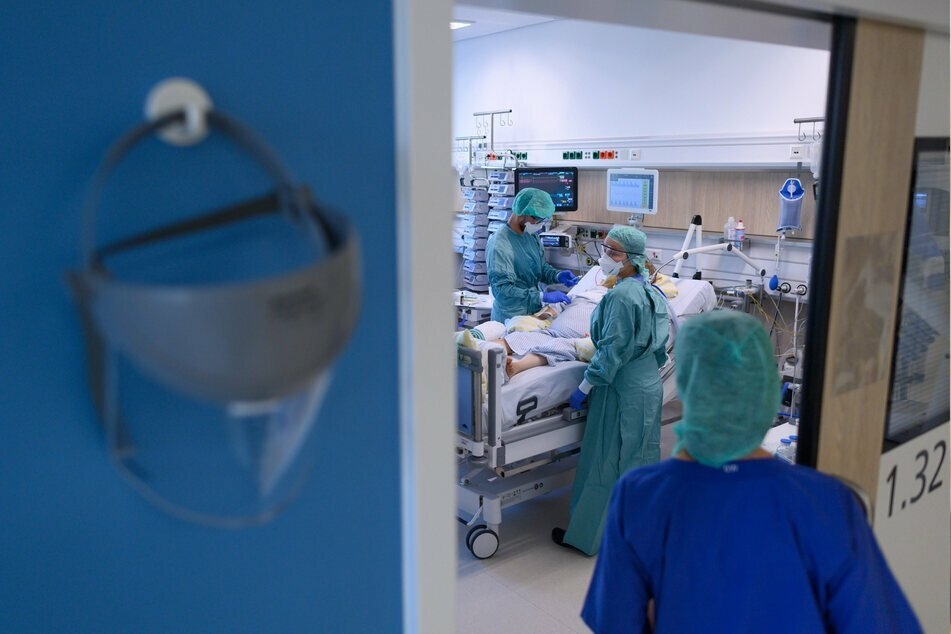 Weniger Tote, aber längere Liegezeiten: Corona-Intensivstationen stehen erneut vor der Überfüllung.