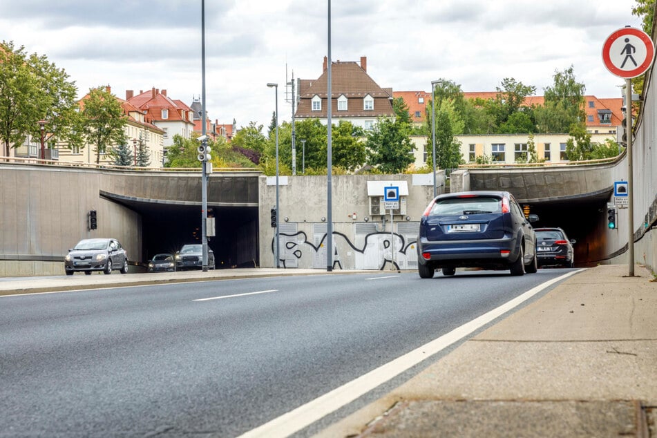 Ab dem 17. April starten im Dresdner Bramschtunnel die Wartungsarbeiten. Dafür müssen die zwei Tunnelröhren abwechselnd voll gesperrt werden.