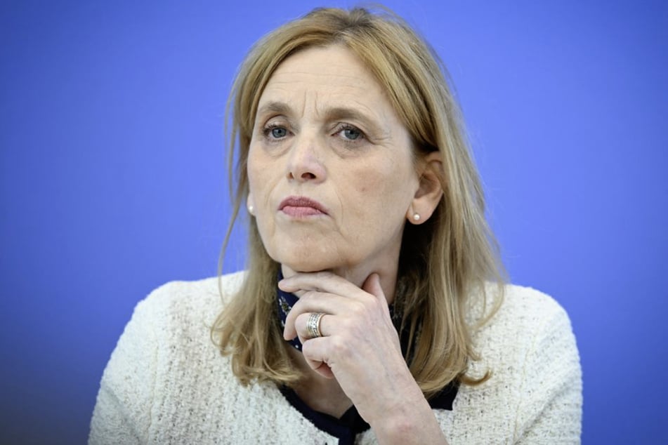 Bundesfamilienministerin Karin Prien (61, CDU) überlegt auch, im Bereich der Kinder- und Jugendhilfe Geld einzusparen.