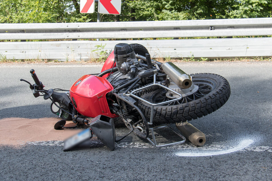 Schwerer Unfall auf der B85 bei Blankenhain: Ein Motorradfahrer krachte mit voller Wucht gegen eine Leitplanke.