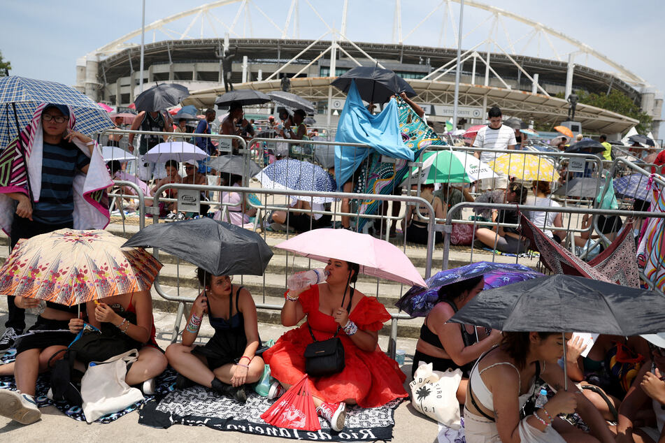 Taylor Swift fans struggled with extremely high temperatures at the artist's shows in Rio de Janeiro.