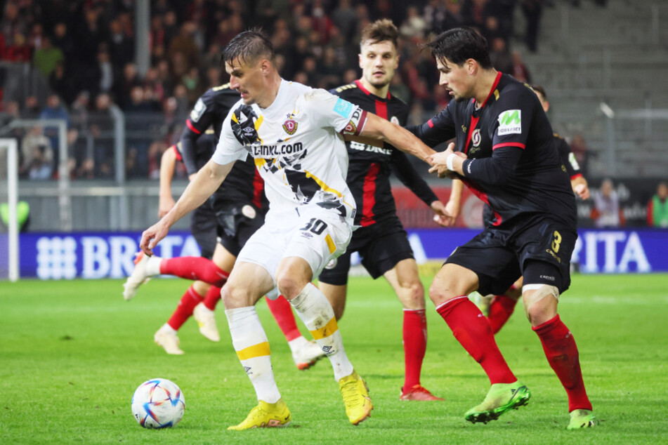Gegen den SV Wehen Wiesbaden hat sich Stefan Kutschke (34, l.) den kleinen Zeh gebrochen.