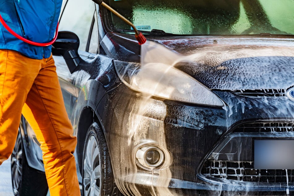 Frau wäscht ihr Auto an Tankstelle - und ist danach viel Geld los