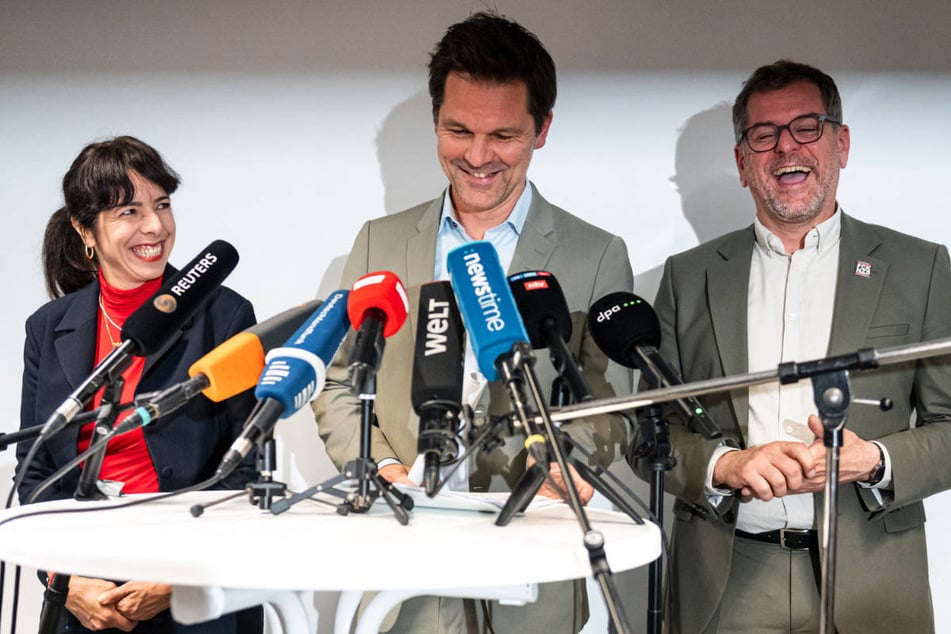 Elif Eralp (45, Linke), Steffen Krach (47, SPD, M.) und Werner Graf (46, Grüne) haben sich am Samstag angesichts des Sondierungs-Erfolgs gelöst vor der versammelten Presse gezeigt.