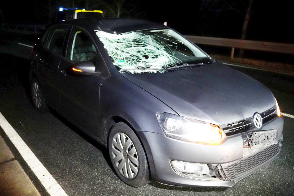 Die Frontscheibe des VW der schockierten Autofahrerin wurde durch den Aufprall komplett zerstört.