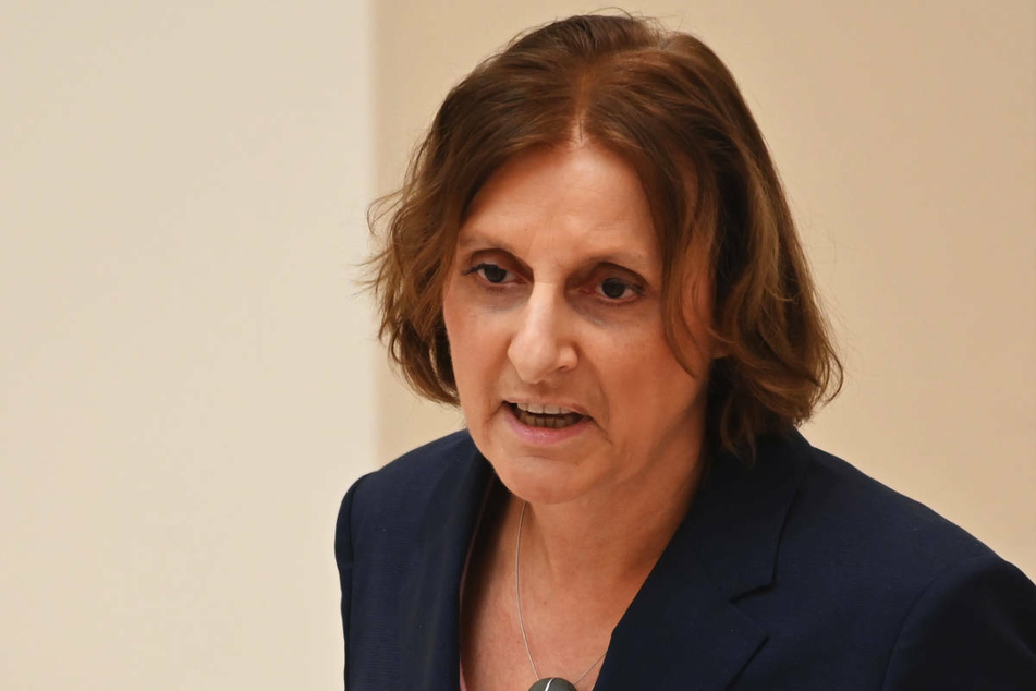 Die Präsidentin der Kultusministerkonferenz (KMK), Britta Ernst (60, SPD), hält die bundesweit einheitlichen Regeln zur Schulschließung bei hohen Corona-Infektionszahlen für angemessen.