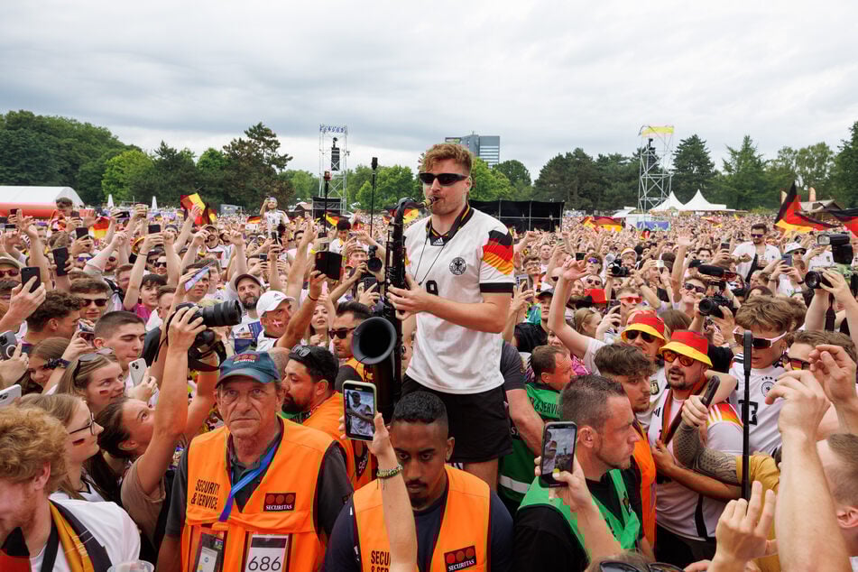 André Schnura spielte bei der Heim-EM 2024 spontan in vielen Städten Hits wie "Major Tom" oder "99 Luftballons" auf seinem Saxophon und begeisterte damit die Fans.