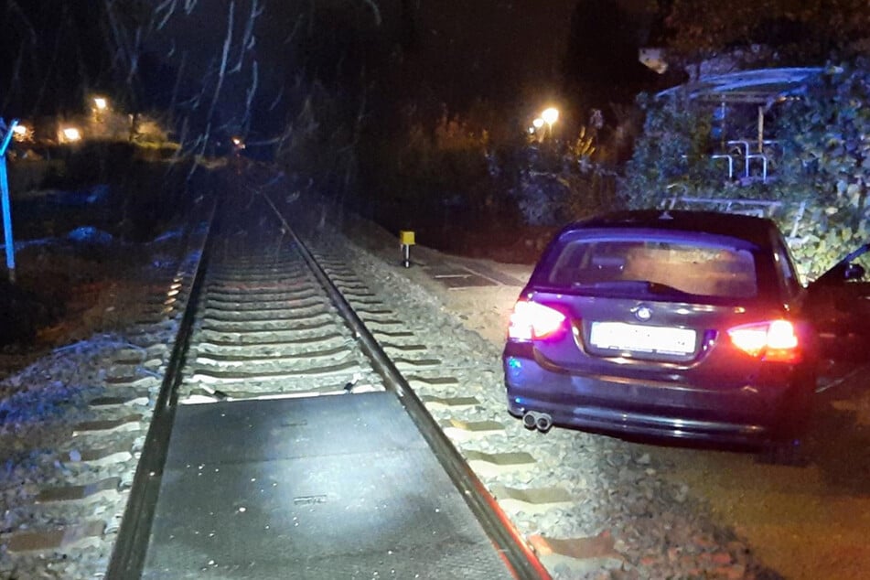 Weil das Auto nahe am Gleis stand, musste der Bahnverkehr eingestellt werden.