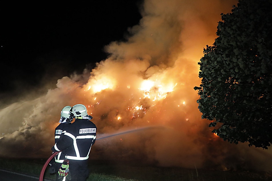 Im Striegistaler Ortsteil Berbersdorf brannte am Donnerstagabend ein Strohlager lichterloh.