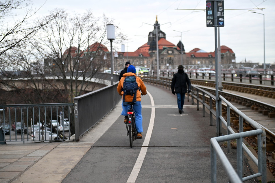 Zwischen den Geländern auf der Westseite der Brücke teilen sich bislang Radfahrer und Fußgänger einen Weg.